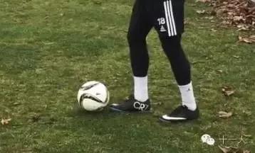 足球技巧花式起球小学生,足球后脚跟起球教学