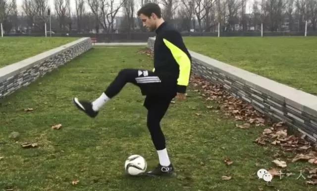 足球技巧花式起球小学生,足球后脚跟起球教学
