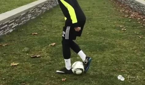 足球技巧花式起球小学生,足球后脚跟起球教学