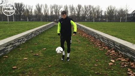 足球技巧花式起球小学生,足球后脚跟起球教学