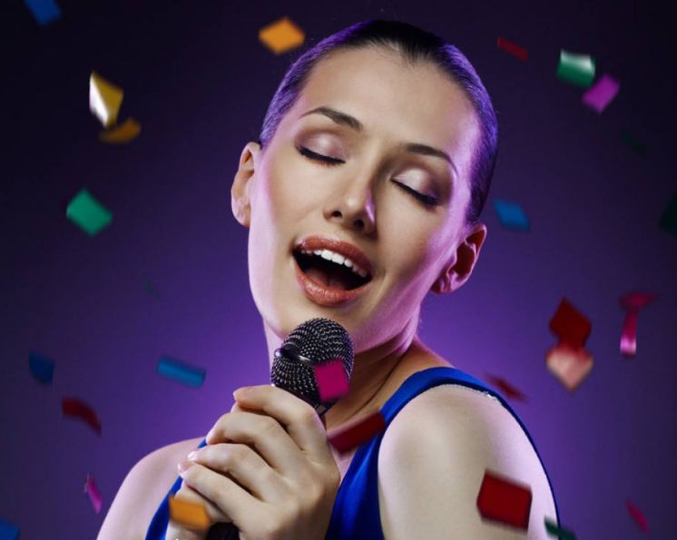 唱了这么多年ktv,这样拿话筒可以让我们离歌神更近一步!