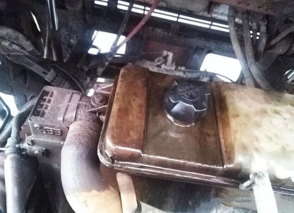 发动机副水壳翻水有哪些原因,发动机出现翻水