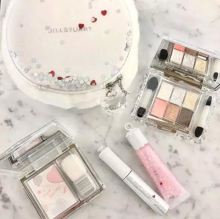 精选这5款圣诞限定彩妆,准备好你的钱