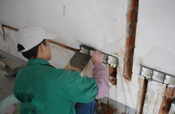 墙面插座老化松动太难办？聪明师傅用根小钢棍就解决，简单又好用