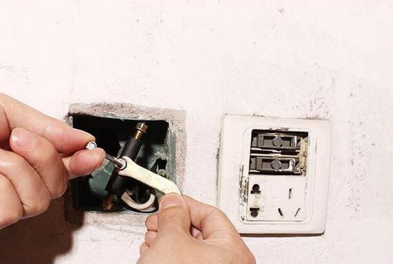 墙面插座老化松动太难办？聪明师傅用根小钢棍就解决，简单又好用