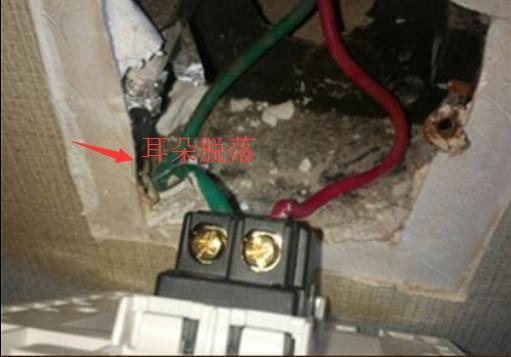 墙面插座老化松动太难办？聪明师傅用根小钢棍就解决，简单又好用