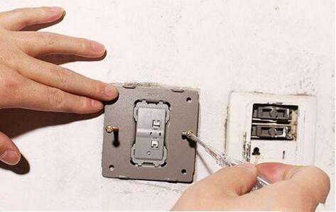 墙面插座老化松动太难办？聪明师傅用根小钢棍就解决，简单又好用