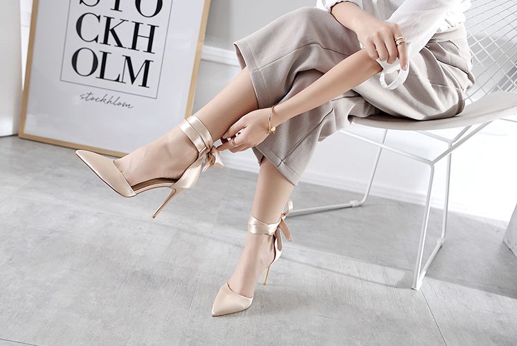 女生穿尖头细跟高跟鞋绑带,高跟鞋一字绑带尖头9厘米