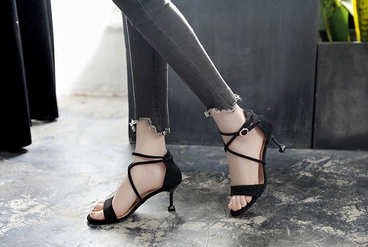 女生穿尖头细跟高跟鞋绑带,高跟鞋一字绑带尖头9厘米