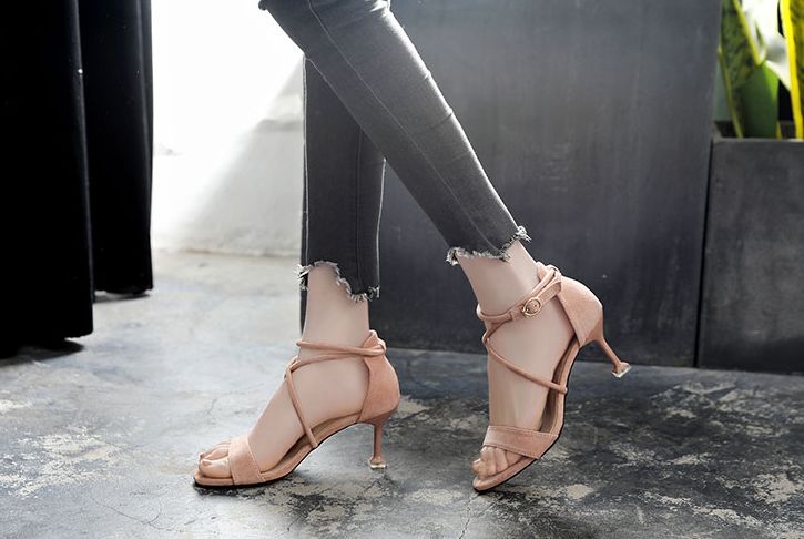 女生穿尖头细跟高跟鞋绑带,高跟鞋一字绑带尖头9厘米