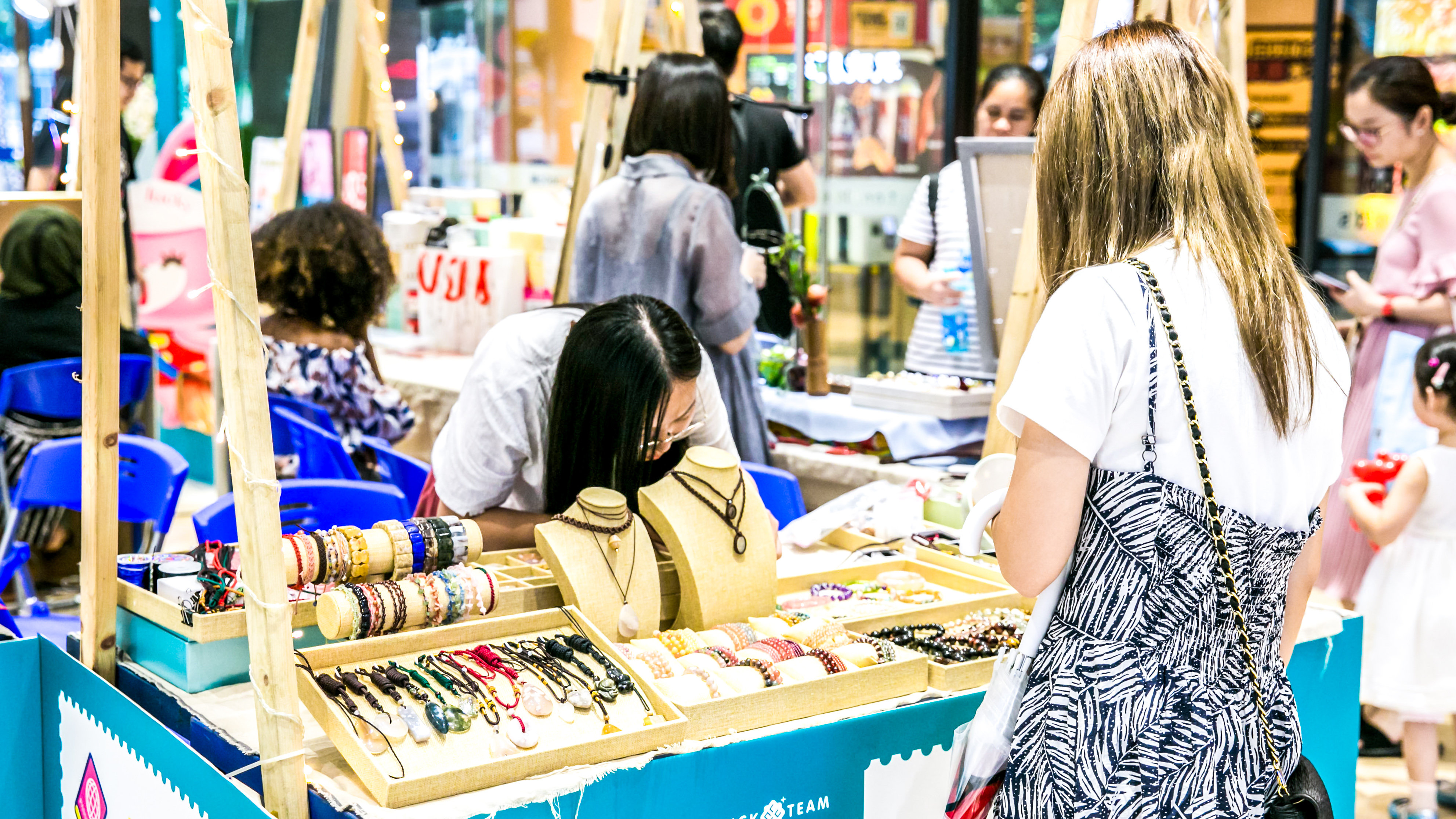 鏉ュ埌骞垮窞鐧戒簯姹囧箍鍦轰笌瑙備紬瑙侀潰,鐧戒簯姹囧箍鍦哄槈骞村崕