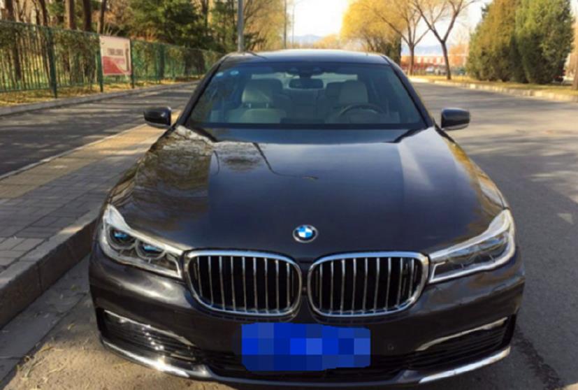 小伙开宝马7系,小伙把车借给了兄弟