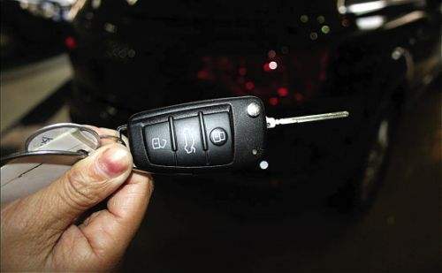 汽车遥控钥匙没电了怎么解除防盗,汽车防盗钥匙的使用方法
