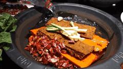 腾讯网人气NO.1火锅到底是怎样诱惑饕客?排队2小时都吃不到