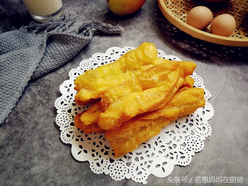 炸油条怎么做酥脆松软现做现吃,自己在家炸油条脆皮油条的做法