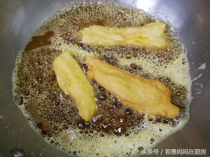 炸油条怎么做酥脆松软现做现吃,自己在家炸油条脆皮油条的做法