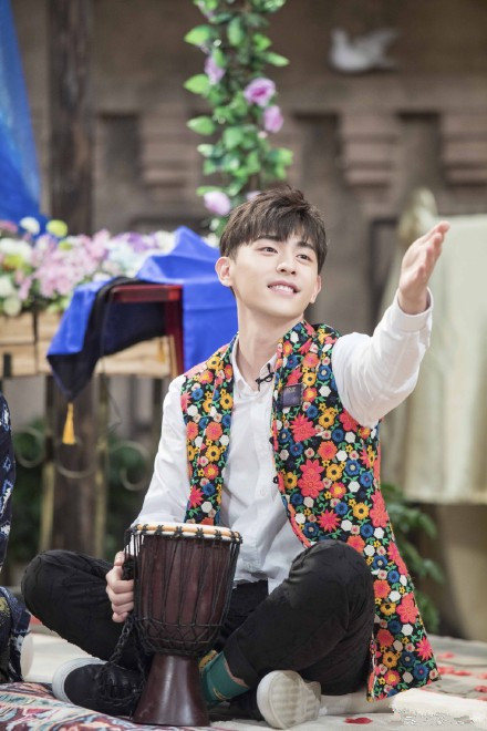 《明星大侦探》第二期录制现场,邓伦鬼鬼都来了,新嘉宾被质疑