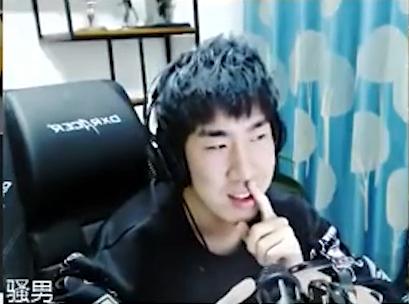 lol骚男直播被当成萌妹,骚男lol实力秀翻对手