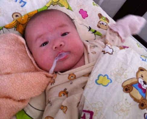 新生儿吐奶多次是什么原因,新生儿吐奶量多什么原因引起的