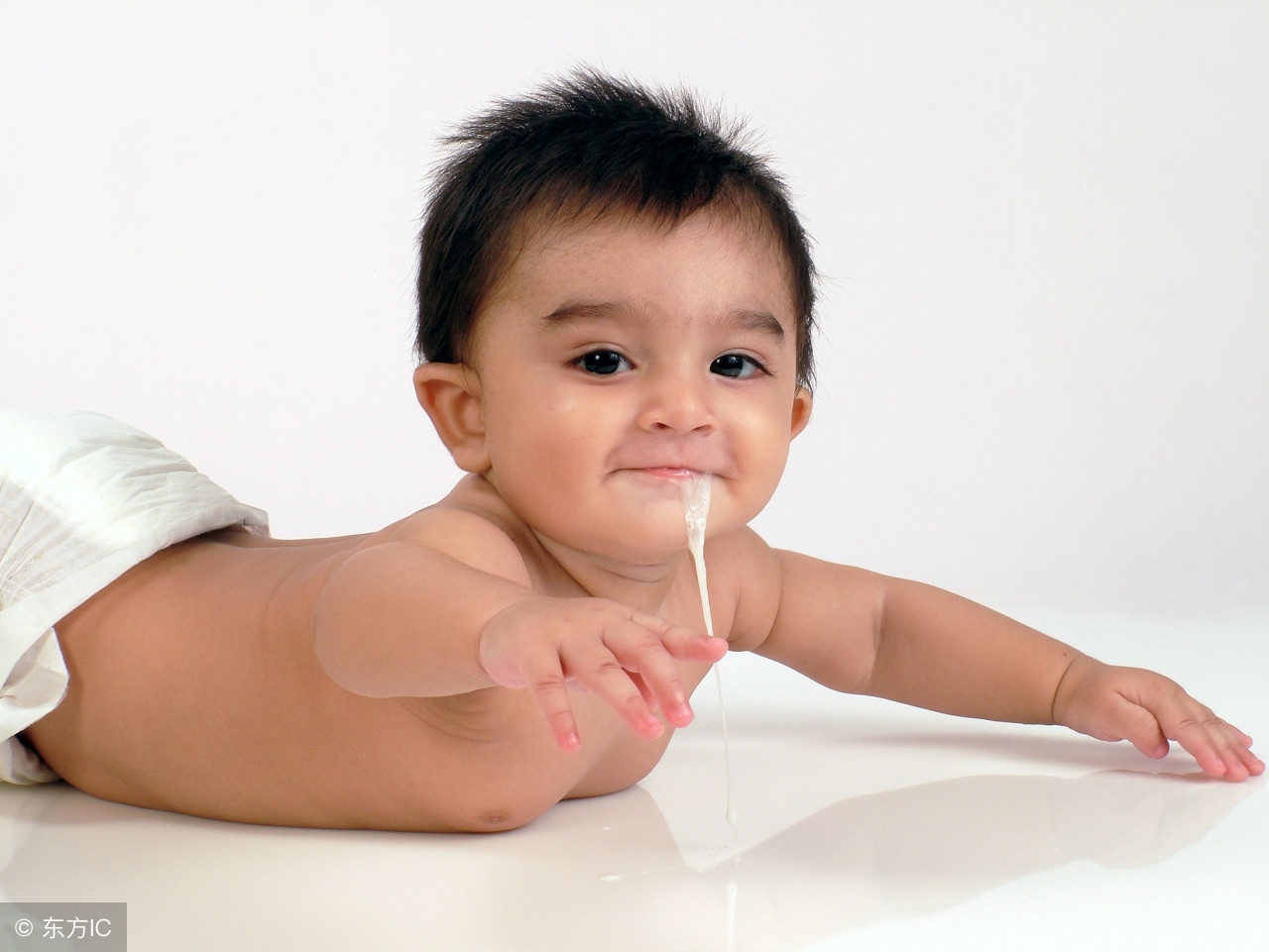 新生儿吐奶多次是什么原因,新生儿吐奶量多什么原因引起的