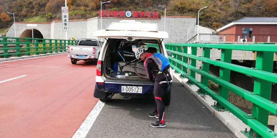 大家注意骑行安全,自行车高速骑行爆胎