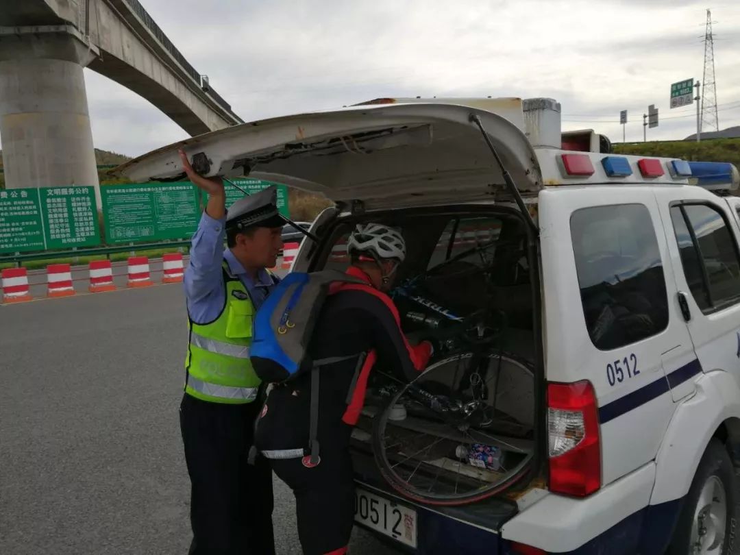 大家注意骑行安全,自行车高速骑行爆胎