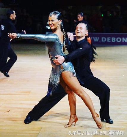 上课要求化妆穿正装,上课要穿西服