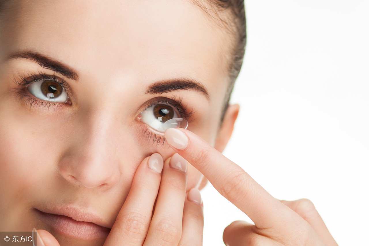 眼科专家对戴隐形眼镜的看法,专家建议尽量不戴或少戴隐形眼镜