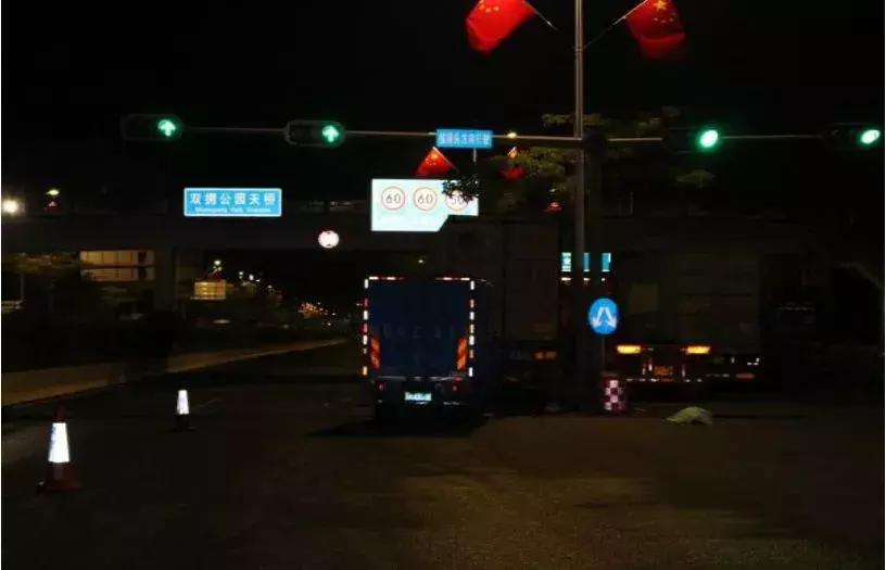 红灯闯黄灯的禁忌,不亮黄灯导致闯红灯