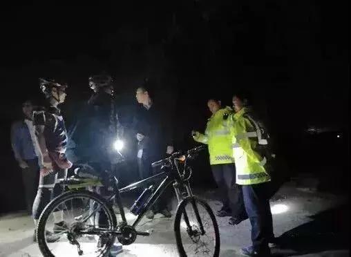 驴友夜困深山21名警民合力营救,驴友夜困深山救援队紧急出动