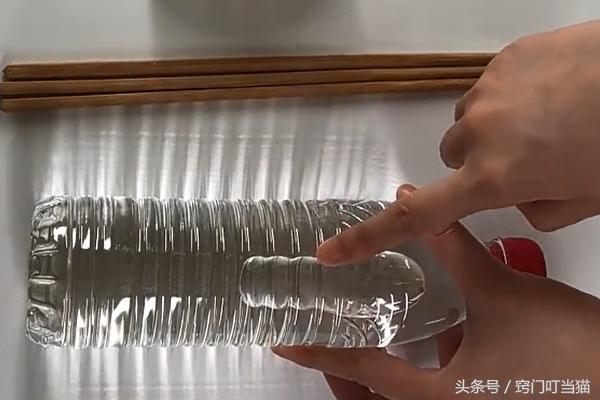 塑料瓶上绑3根筷子,绑一次能用7天,解决了你出门旅游的烦恼!
