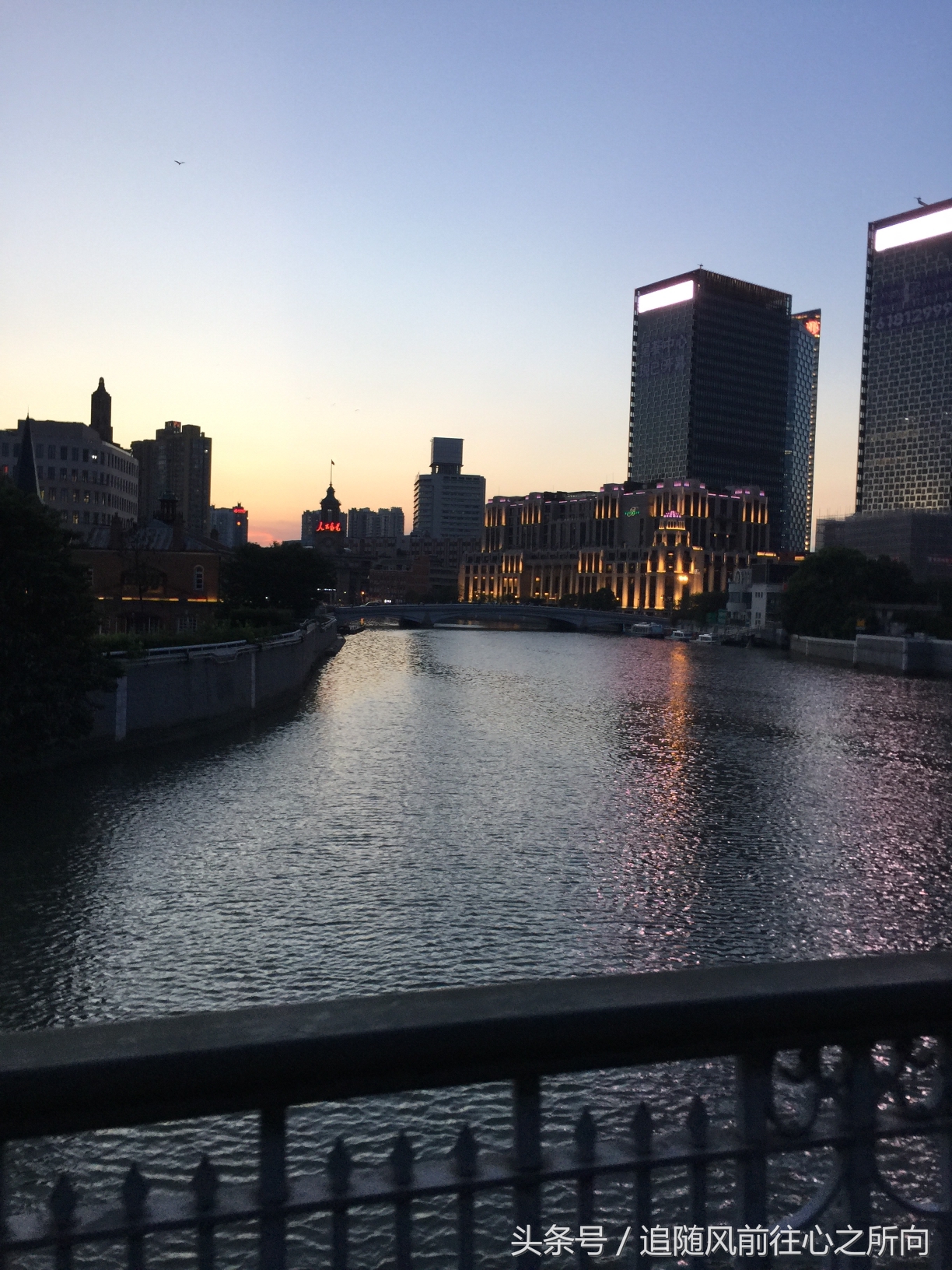 跟团旅游有什么好处和坏处英文,跟团旅游的好坏处