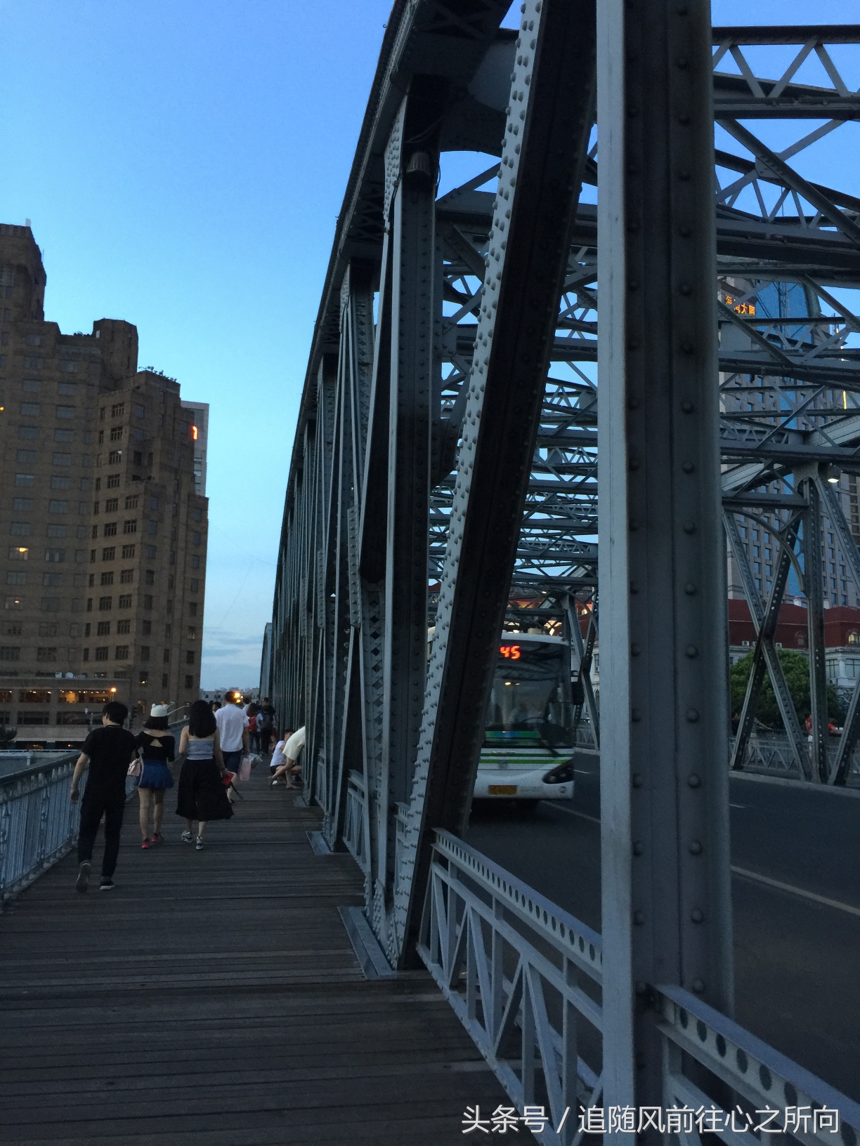 跟团旅游有什么好处和坏处英文,跟团旅游的好坏处