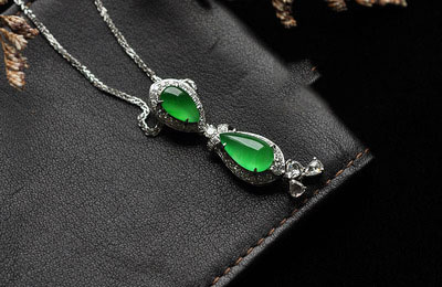 为什么玉吊坠不能外露,为什么有的翡翠吊坠会用925银镶嵌