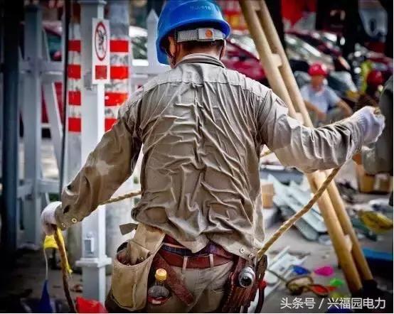 电网爬电线杆,爬电线杆