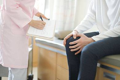 关节炎是怎么引起的如何减轻痛苦,了解关节炎正确对待关节炎