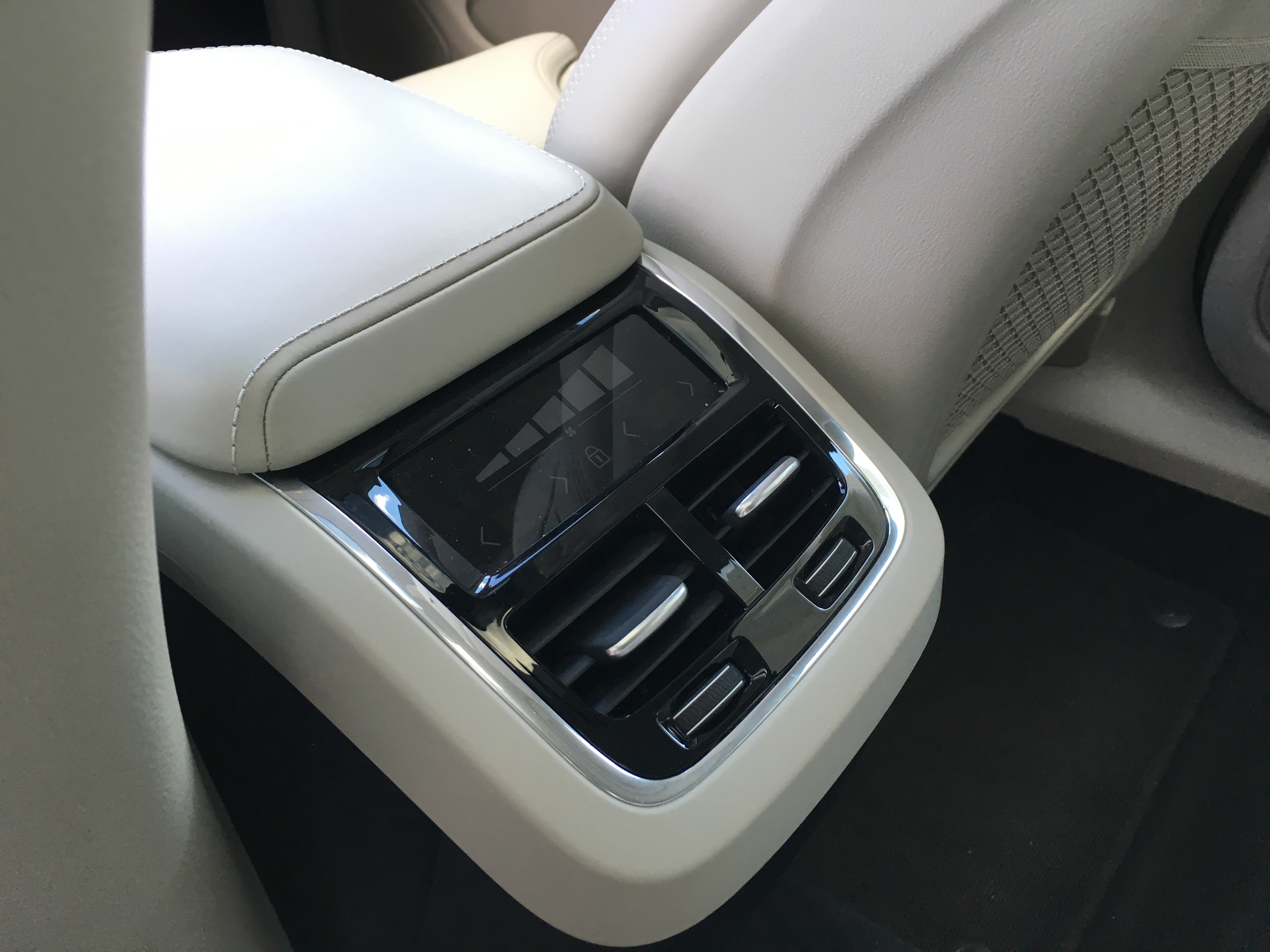 北欧高性能插混suv沃尔沃xc60试驾,2020款沃尔沃xc60深度试驾