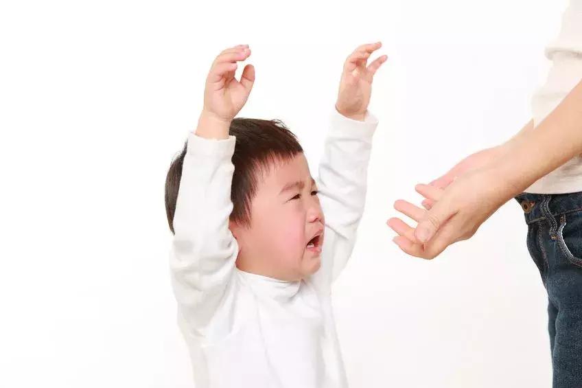 孩子哭的时候怎么哄,孩子一哭就妥协教你3招温和搞定