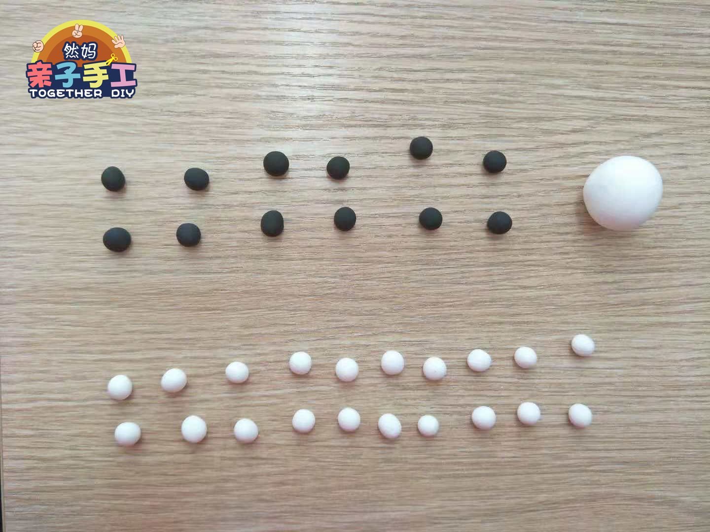 用黏土做足球简单教程,1-3岁简单手工粘土足球