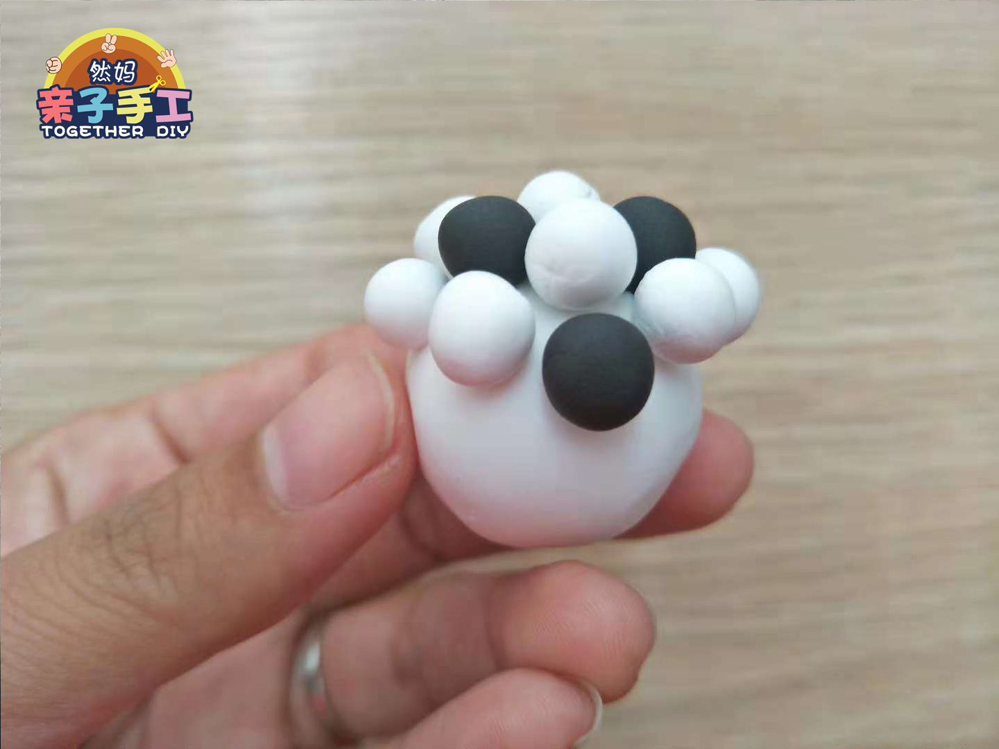 用黏土做足球简单教程,1-3岁简单手工粘土足球