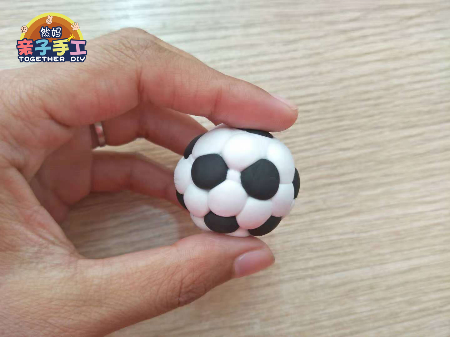 用黏土做足球简单教程,1-3岁简单手工粘土足球
