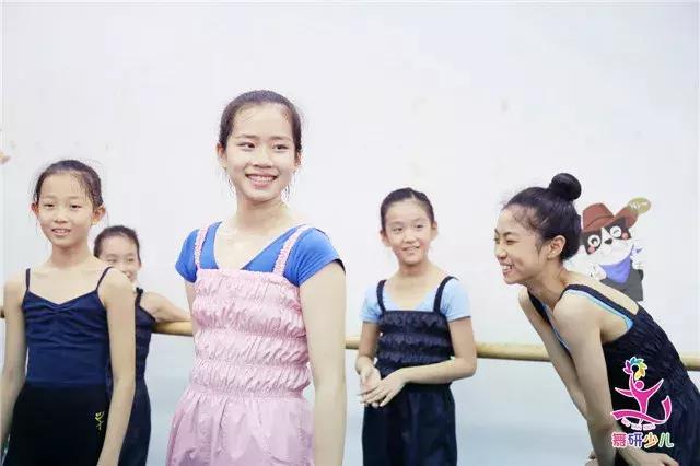 今天是我第一天上学的舞蹈完整版,学舞蹈最疼的50个动作疼哭了