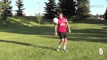 最全颠球的练习方法,实用的颠球技巧