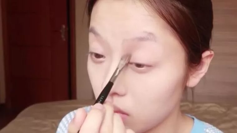 甜到发腻的草莓软糖眼妆撩汉必备,草莓撩人眼妆教程