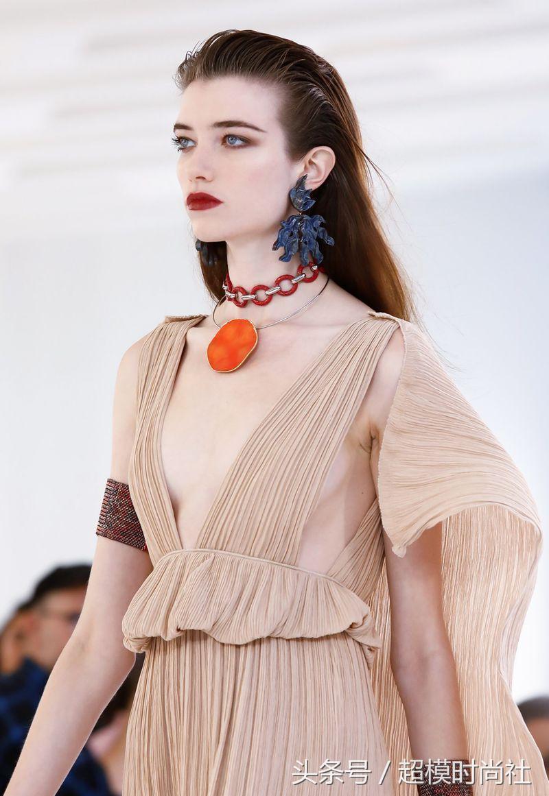 美版小松菜奈，厌世颜小仙女，私底下却是沉迷丧文化的病娇宅？