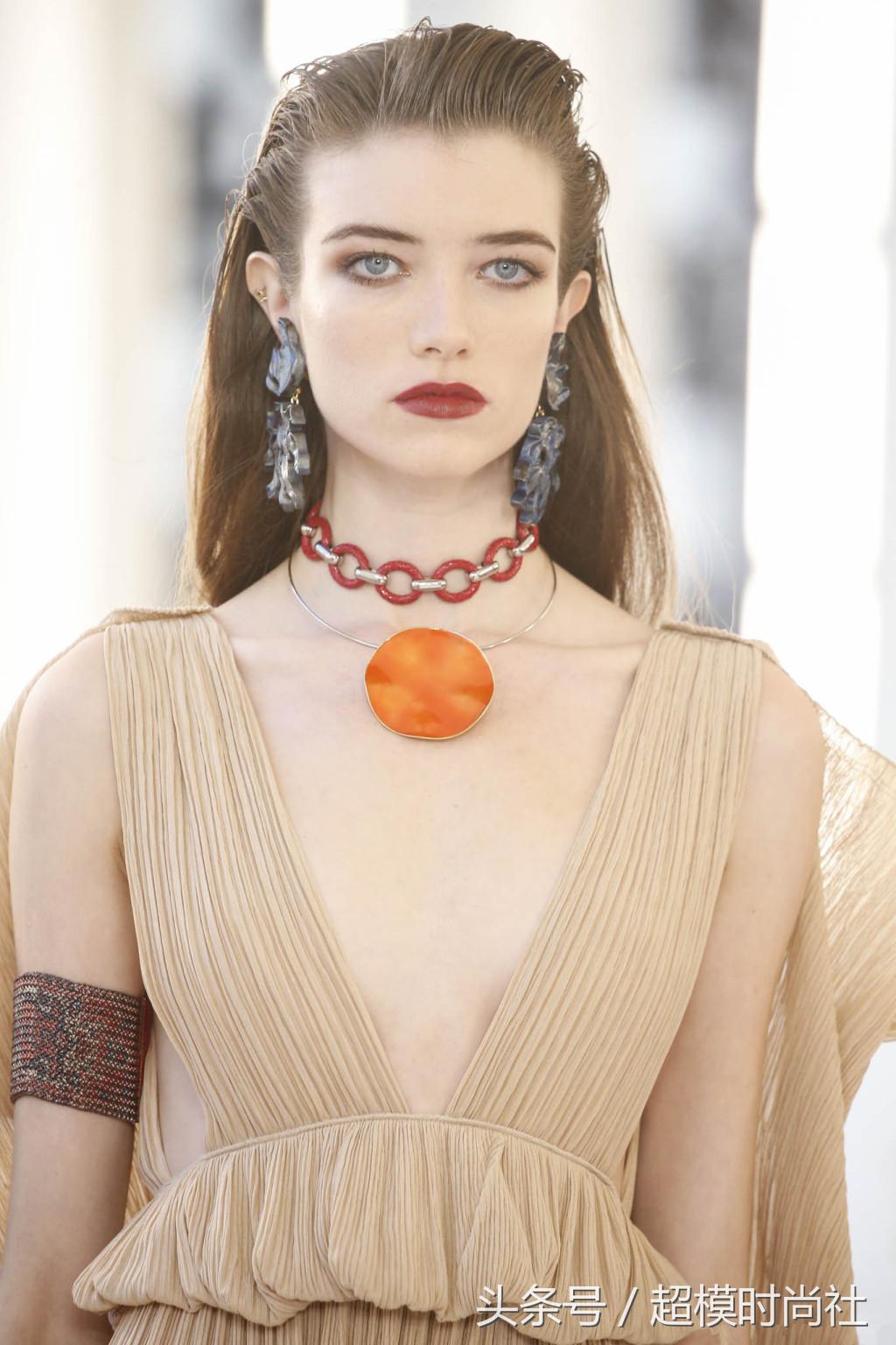 美版小松菜奈，厌世颜小仙女，私底下却是沉迷丧文化的病娇宅？