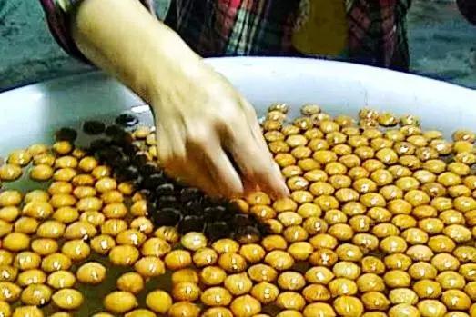 手剥山核桃制作过程,自制山核桃步骤