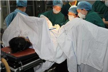 深夜产房：母亲要给女儿代孕生子，只因为女儿没阴道