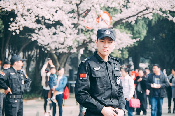 年轻人上哪个城市当保安工资高点,为什么很多帅哥做保安