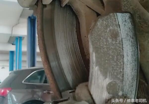 汽车猛踩刹车时发出异响什么原因,车子踩刹车有异响什么原因